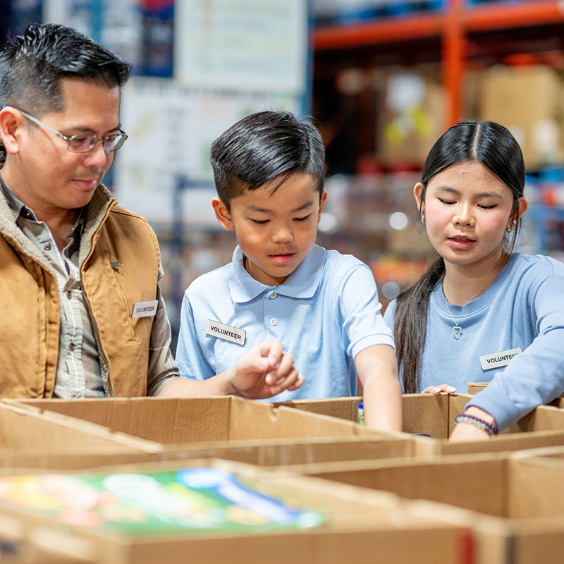 United Way of Greater Stark County Family Volunteering at Food Pantry